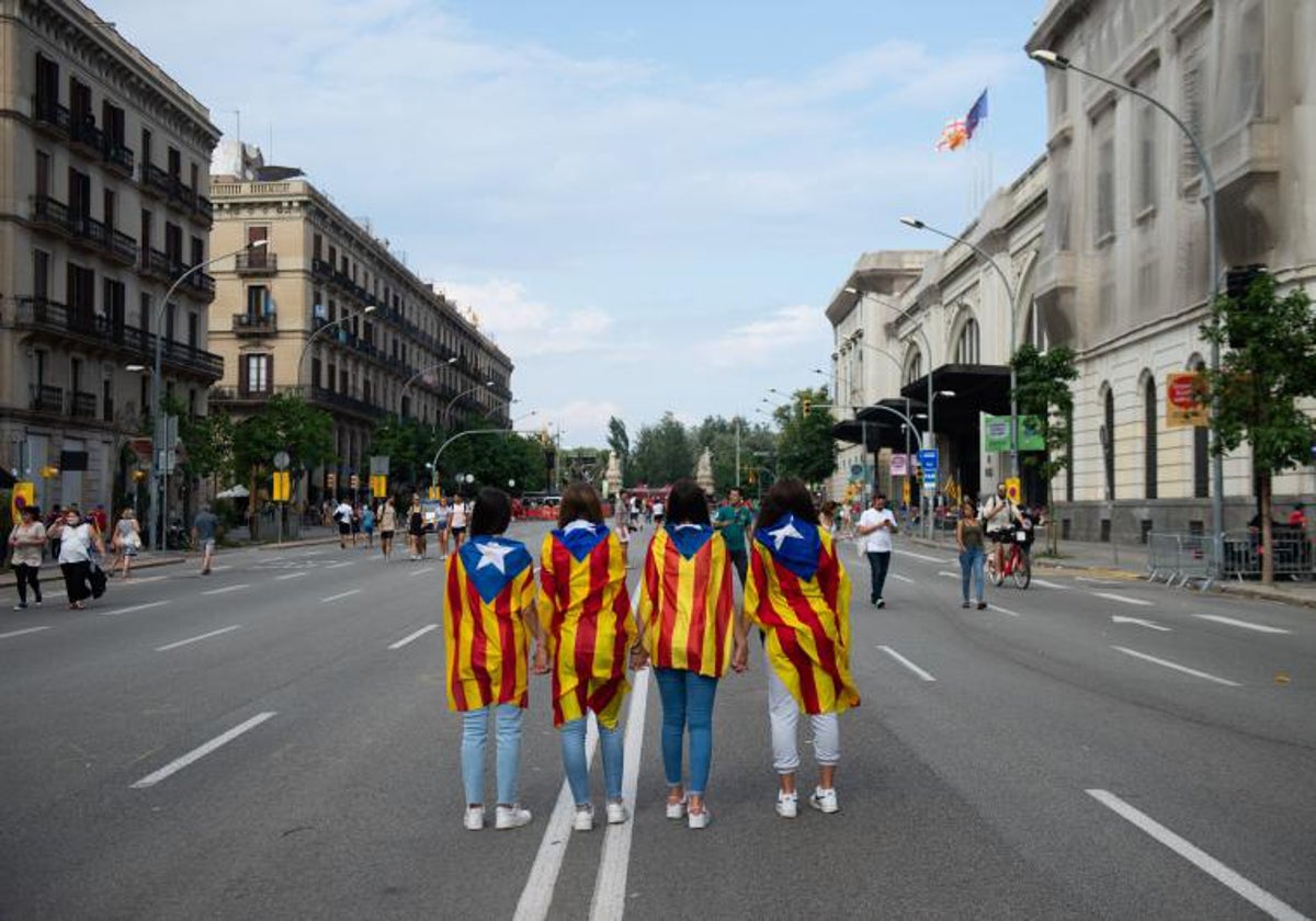 Imagen de mujeres portando banderas esteladas en Cataluña