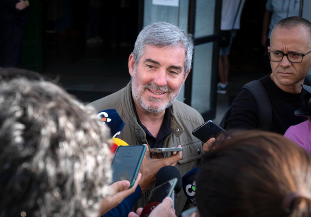 El presidente canario atiende a los medios en una foto de archivo del pasado mes de mayo