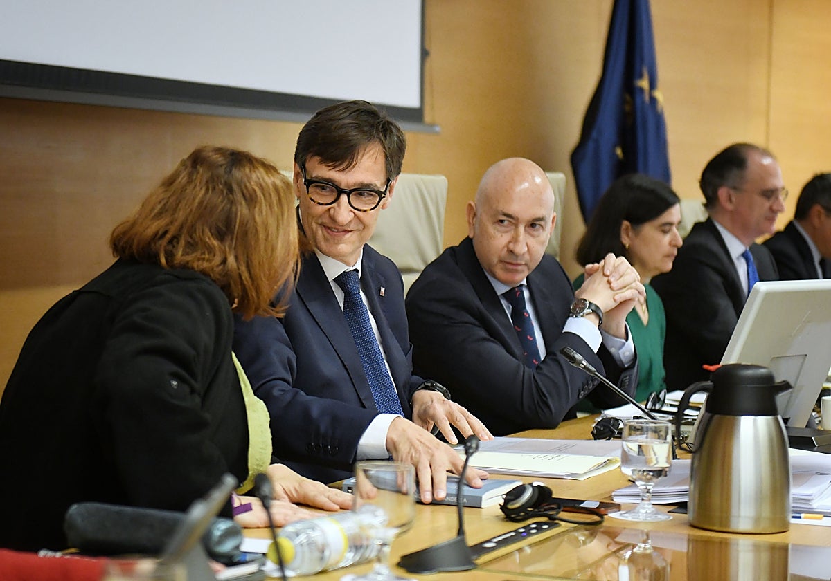 El presidente de la comisión de investigación de las mascarillas en el Congreso, el socialista Alejandro Soler (el tercero empezando por la izquierda), durante la comparecencia del exministro Salvador Illa
