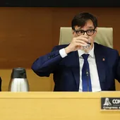 El exministro Salvador Illa bebe agua durante su comparecencia en la comisión de investigación del Congreso sobre la compra de mascarillas