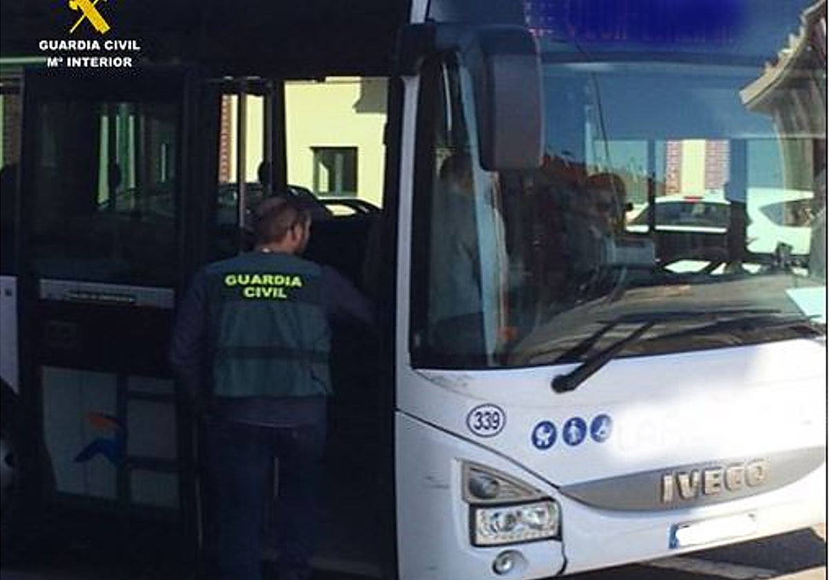Imagen de un guardia civil en uno de los autobuses urbanos de Arroyo de la Encomienda (Valladolid)