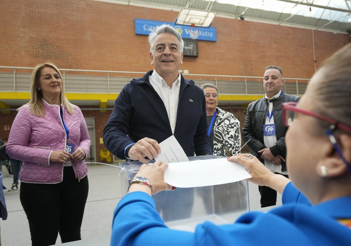 Javier de Andrés, candidato popular, votó en Vitoria