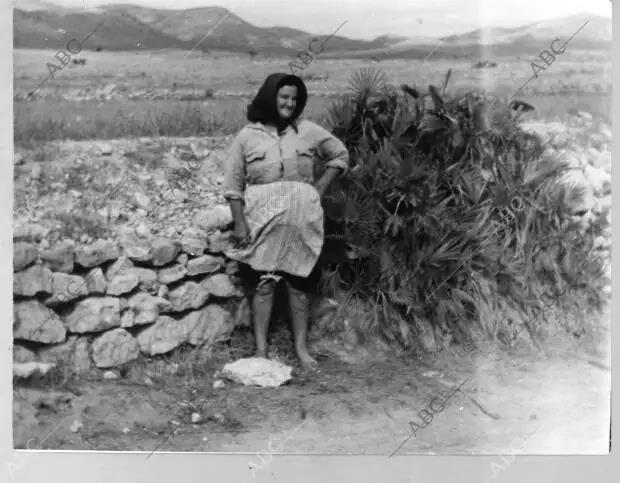 Una campesina junto a la palma que según el romance popular, ocultó a los asesinos de Francisco Montes cuando vieron que éste huía con Francisca Cañadas