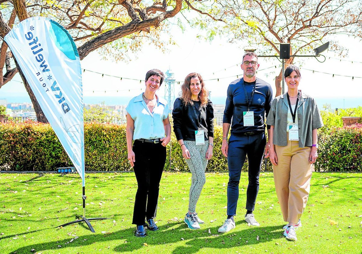 Los cuatro ponentes: de izq. a dcha., la psicóloga Alba Cardalda; Mercedes de la Rosa, CEO de Zentro Urban Yoga; Carlos Pérez, psiconeuroinmunólogo y cofundador de Regenera, y Belén Colomina, experta en meditación de Petit BamBou