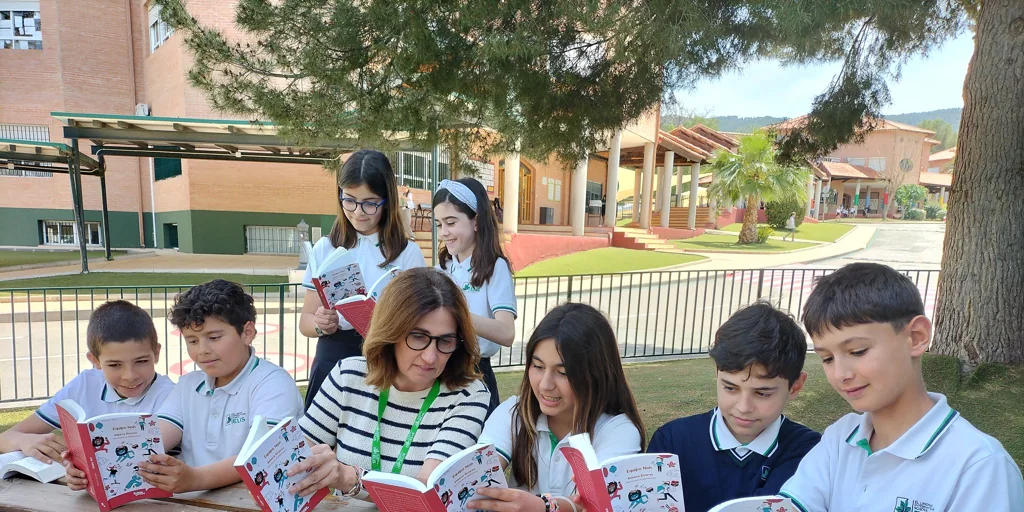 Colegios de Murcia evitan los dispositivos digitales como único soporte para la lectura: así se fomenta el uso del libro en las aulas