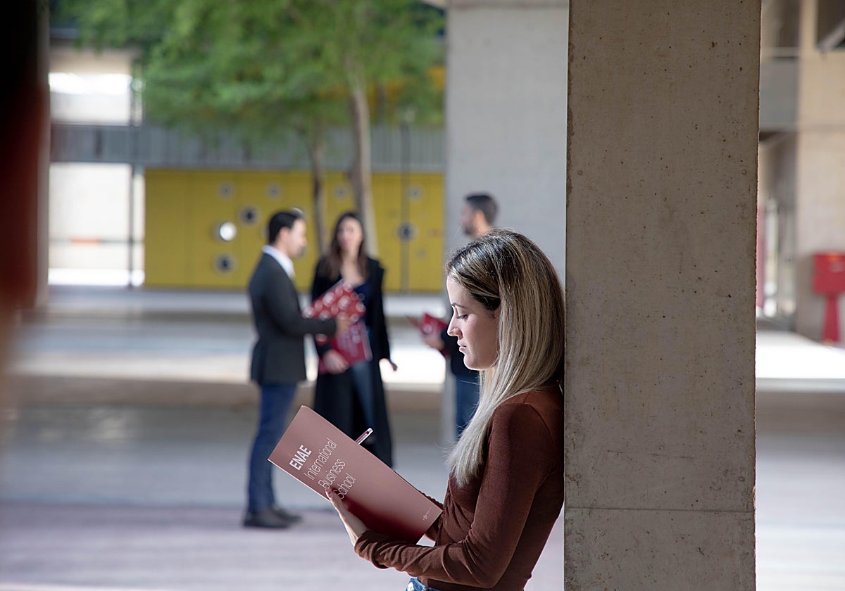 ENAE Business School ofrece a su alumnado una eficiente combinación de conocimientos teóricos y prácticos, con elevados niveles de empleabilidad