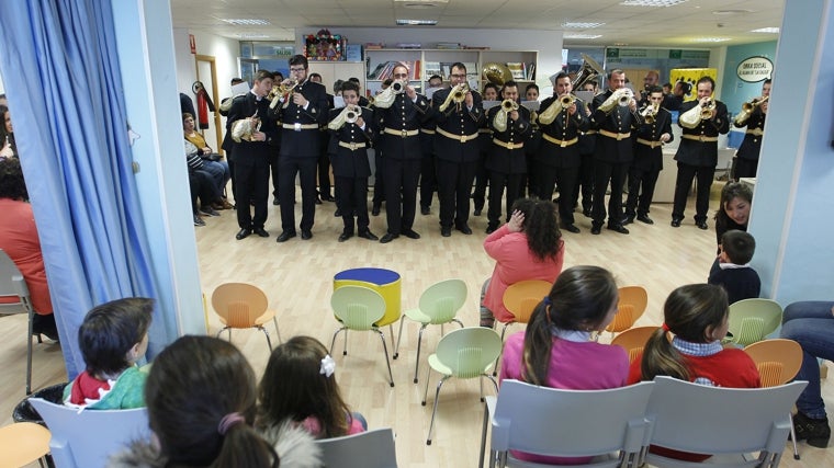 Concierto de la banda de la Salud para niños ingresados en el hospital Reina Sofía, en 2016