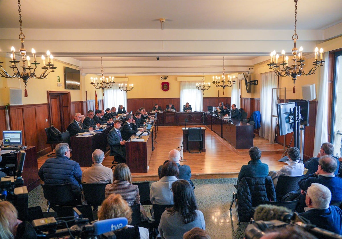 Imagen con el banquillo de los acusados durante una de las sesiones del juicio