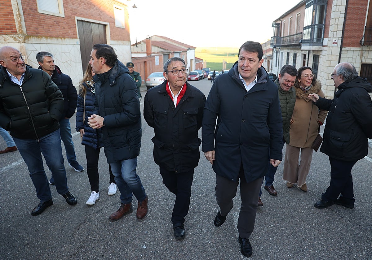 El presidente de la Junta, Alfonso Fernández Mañueco, acompañado por los consejeros de Presidencia y Movilidad, Luis Miguel González Gago y María González Corral y el alcalde de Valladolid, Jesús Julio Carnero, entre otros, a su llegada a Villalar de los Comuneros