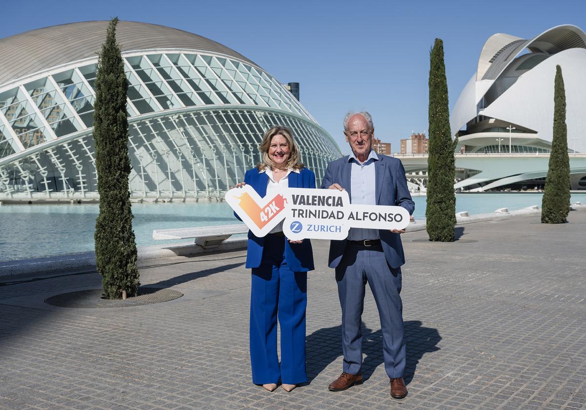 Imagen de la firma de renovación del convenio entre Maratón Valencia y CAC