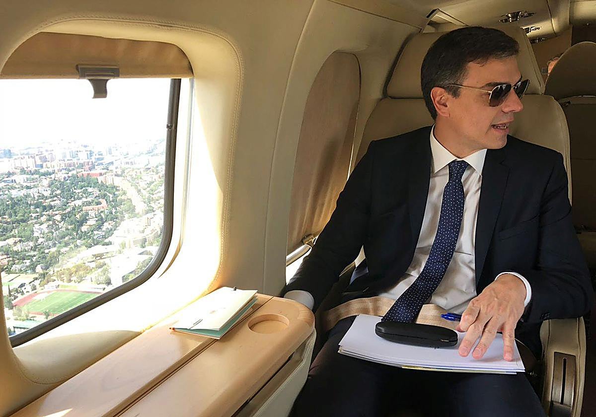 Pedro Sánchez, en el interior del Falcon