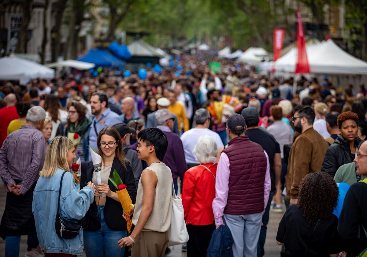 Qué se celebra en Sant Jordi y por qué se regala un libro y una rosa?