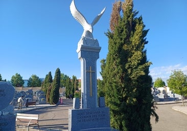 Un águila sobrevuela en la sepultura de Bahamontes en Toledo