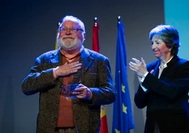 Fernando Sabater recibiendo premio en la segunda edición de Premi Sant Jordi por la presidenta, Elda Mata.