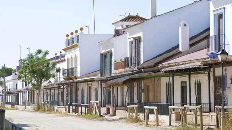 Casas en una de las calles de la aldea de El Rocío