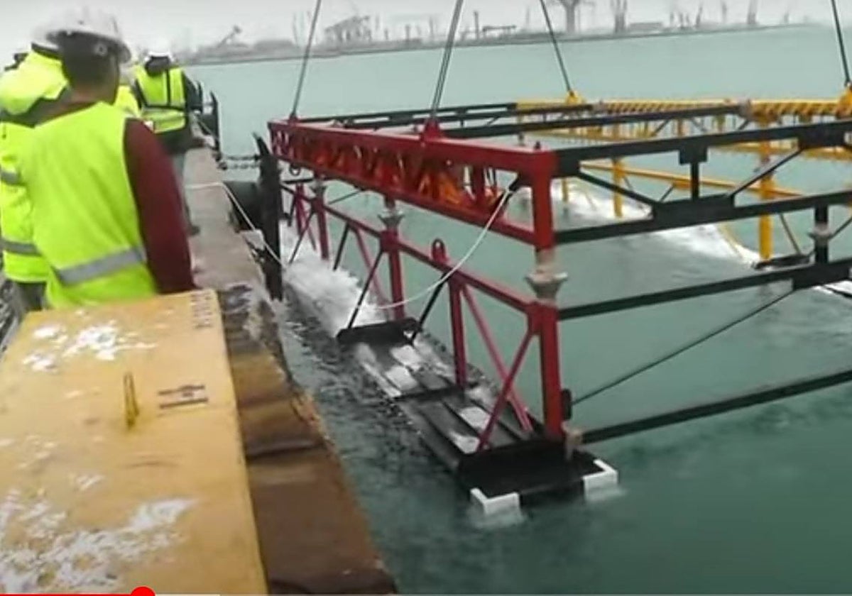 Estructura que se utilizó en 2002 para desplazar al pecio hasta el puerto