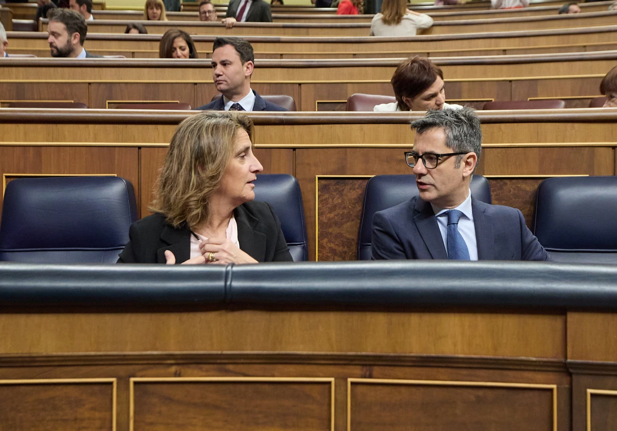 La vicepresidenta Teresa Ribera junto a Félix Bolaños este miércoles en el Congreso