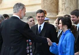 Sánchez y Ayuso recibieron ayer al Rey Felipe VI a su llegada al acto de los Premios Cervantes 2024