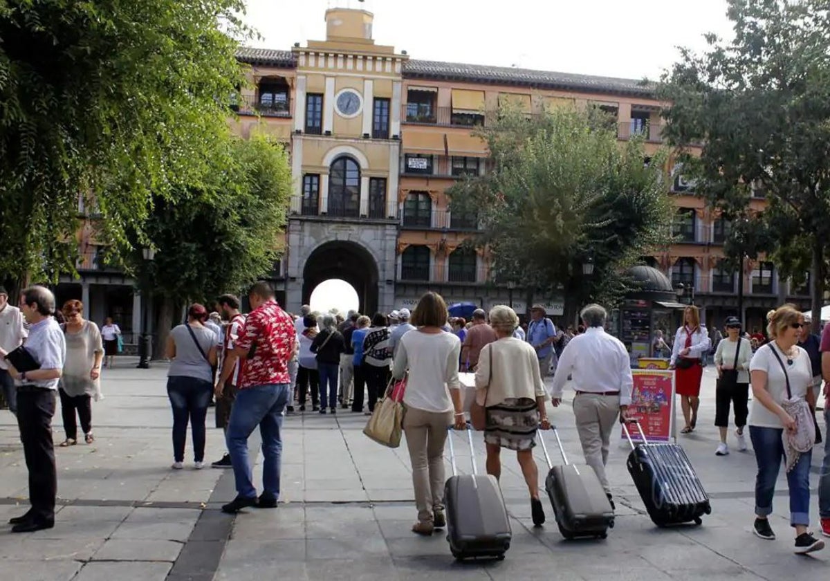 Turistas caminando por la plaza de Zocodover de Toledo