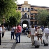 Turistas caminando por la plaza de Zocodover de Toledo