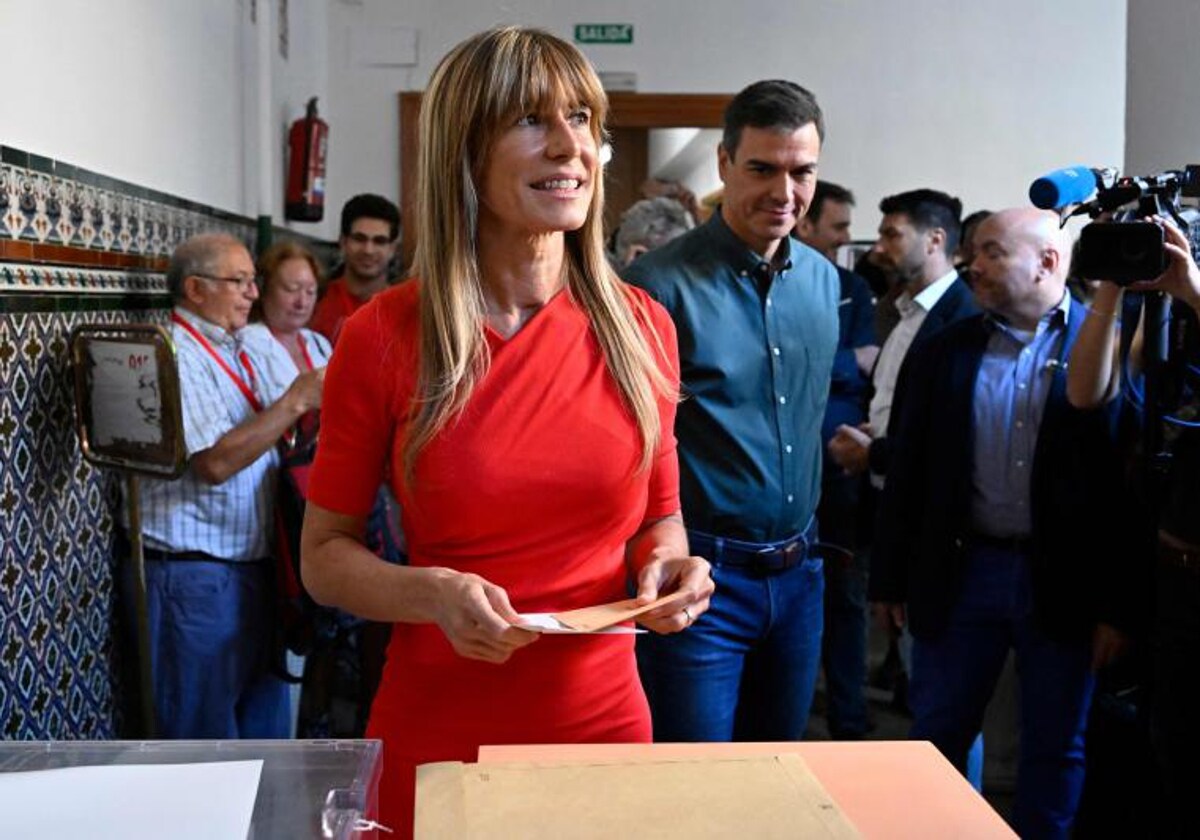 Pedro Sánchez junto a su mujer, Begoña Gómez, durante una jornada de votación