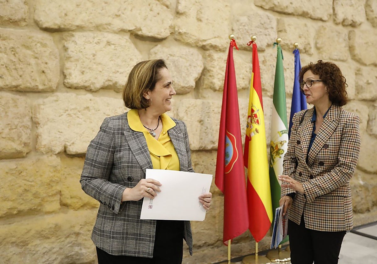 Blanca Torrent, junto a la gerente del centro, Estefanía Montes