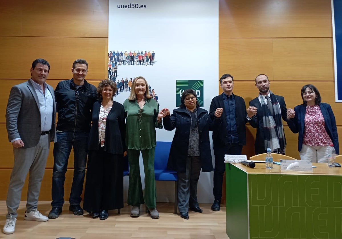 Participantes en la mesa redonda con representantes de las universidades en el I Congreso Internacional sobre la Educación para la Hispanidad, en Valencia.