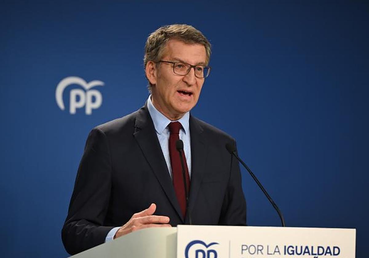 El presidente del PP, Alberto Núñez Feijóo, durante su comparecencia este jueves en Génova