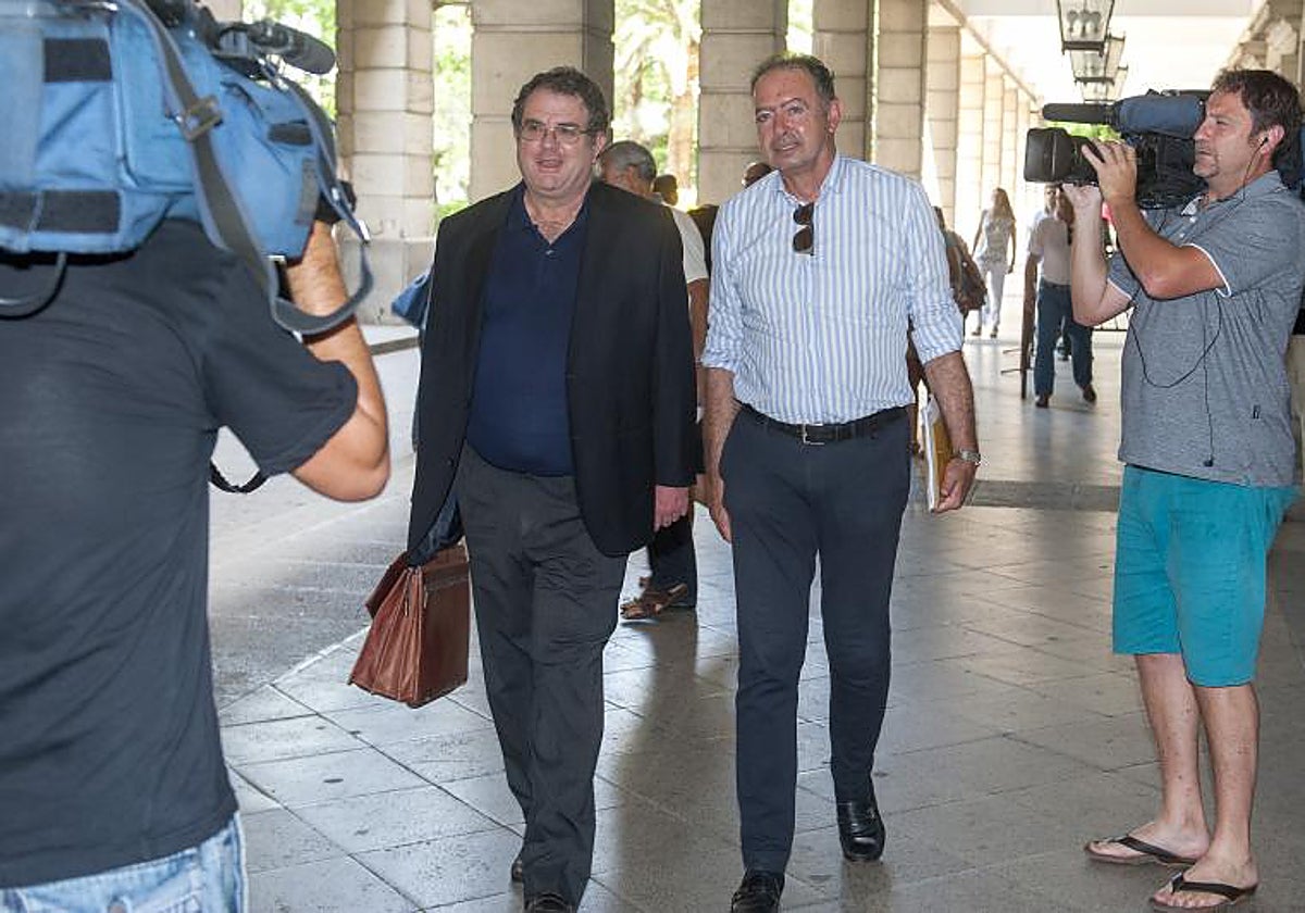 Rivera, a la derecha, y sucesor en el cargo de Juan Márquez, salen del juzgado en una imagen de archivo