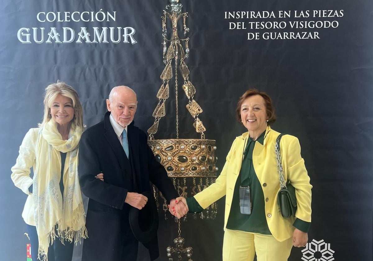 Jesús y Cristina Yanes con la alcaldesa de Guadamur, Sagrario Gutiérrez