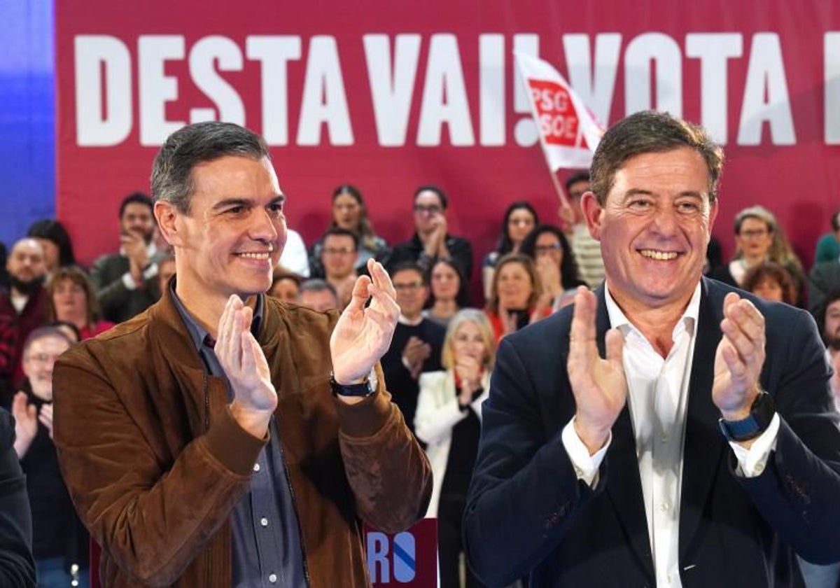 El presidente del Gobierno, Pedro Sánchez, y el secretario general electo del PSdeG, José Ramón Gómez Besteiro, en el cierre de campaña del 18F