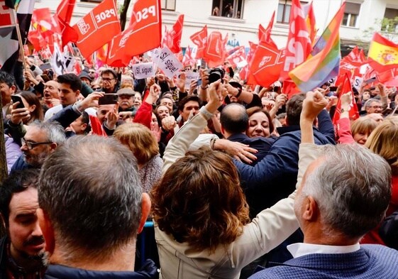 Dirigentes socialistas abrazan a simpatizantes a la salida de Ferraz.