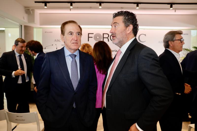 El presidente de Mapfre, Antonio Huertas, y el director de ABC, Julián Quirós