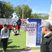 Grupos de jóvenes acuden a Ciberland, en la plaza de España