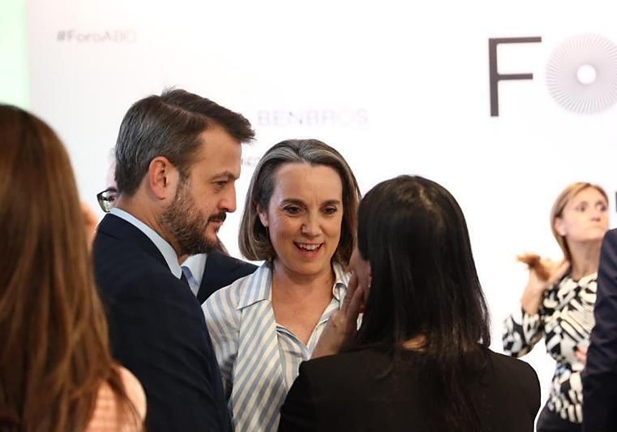 Cuca Gamarra con Juan Fernández-Miranda, adjunto al director de ABC, en el Foro