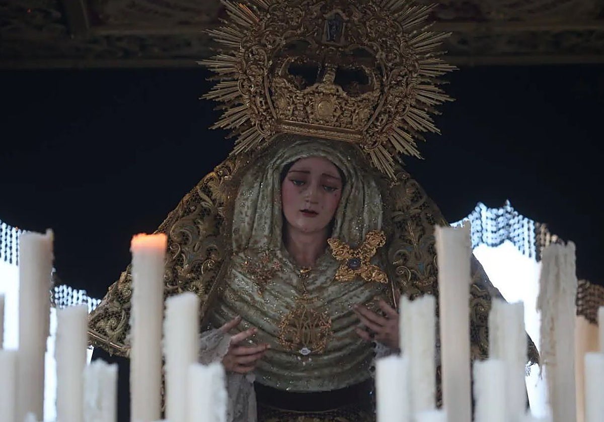 La Virgen del Dulce Nombre, en su paso de palio