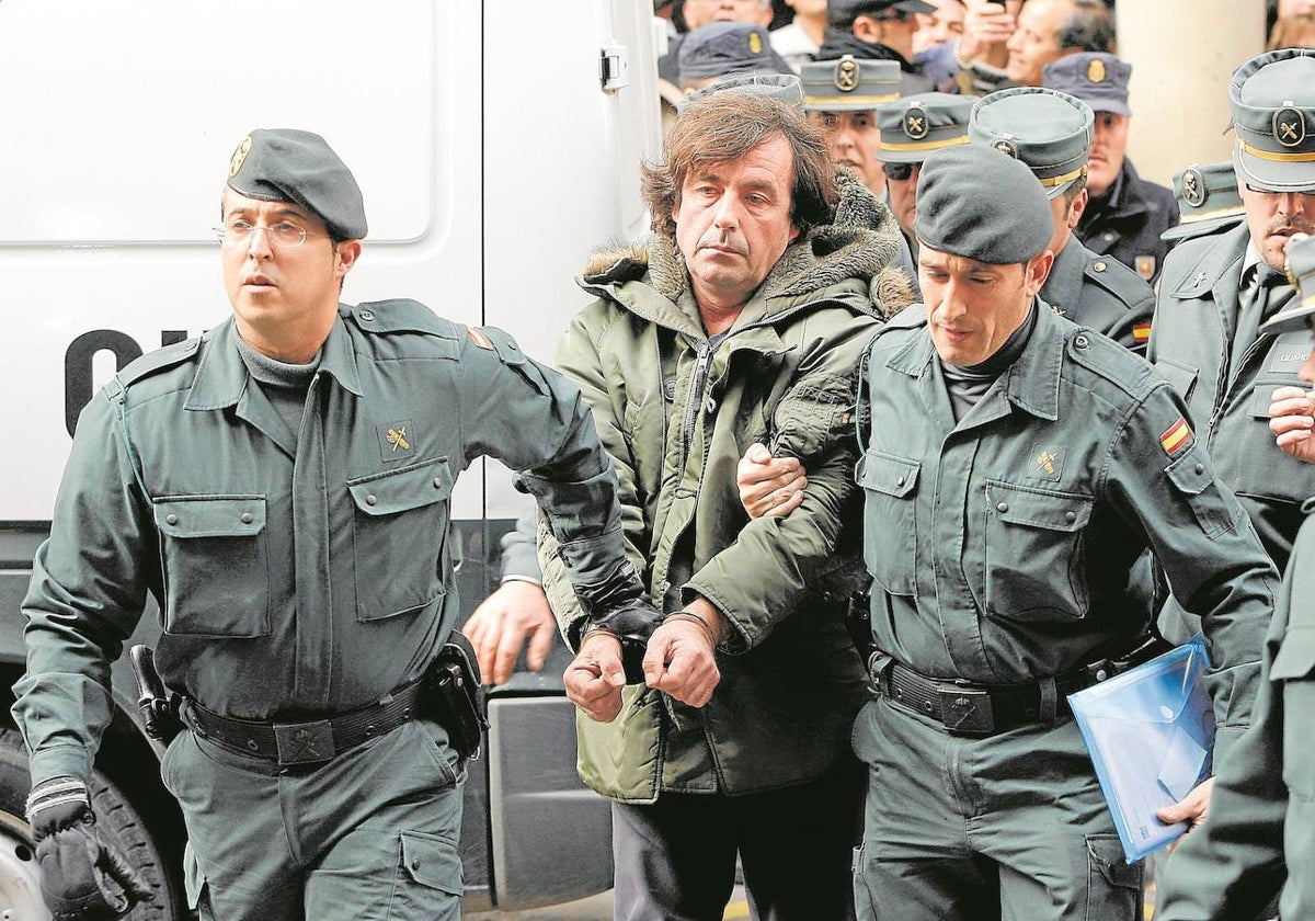 Giménez Arbe, esposado y con fuertes medidas de seguridad, llega al juzgado en Navarra (2008)