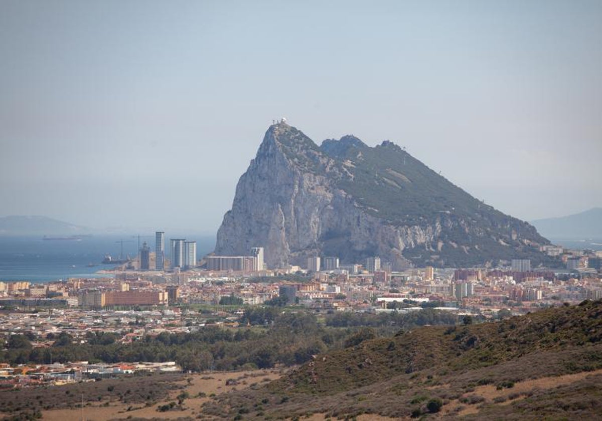 Imagen de La Línea de la Concepción, con el Peñón de Gibraltar al fondo