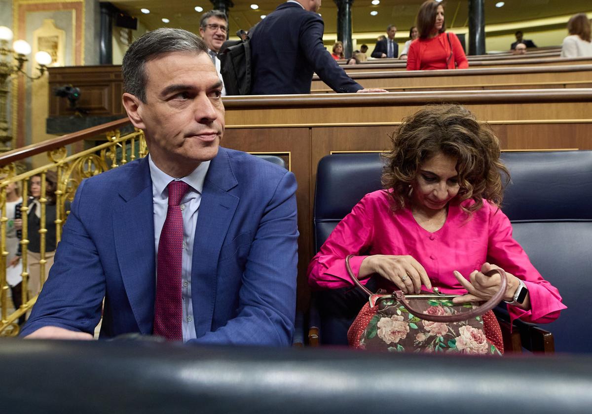 Pedro Sánchez y María Jesús Montero en el Congreso de los diputados