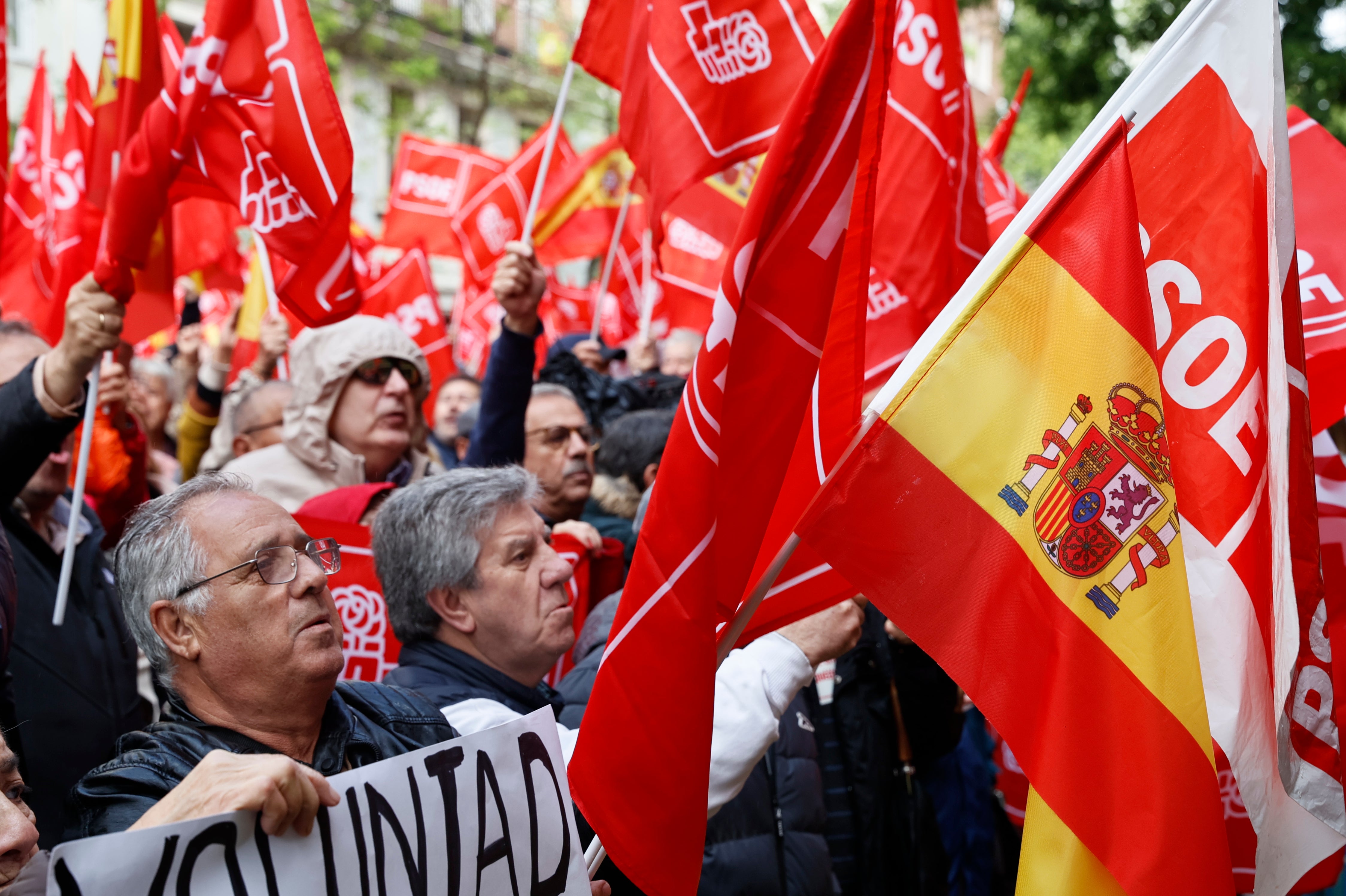 Muchas banderas del PSOE y de España en los aledaños de la sede del PSOE