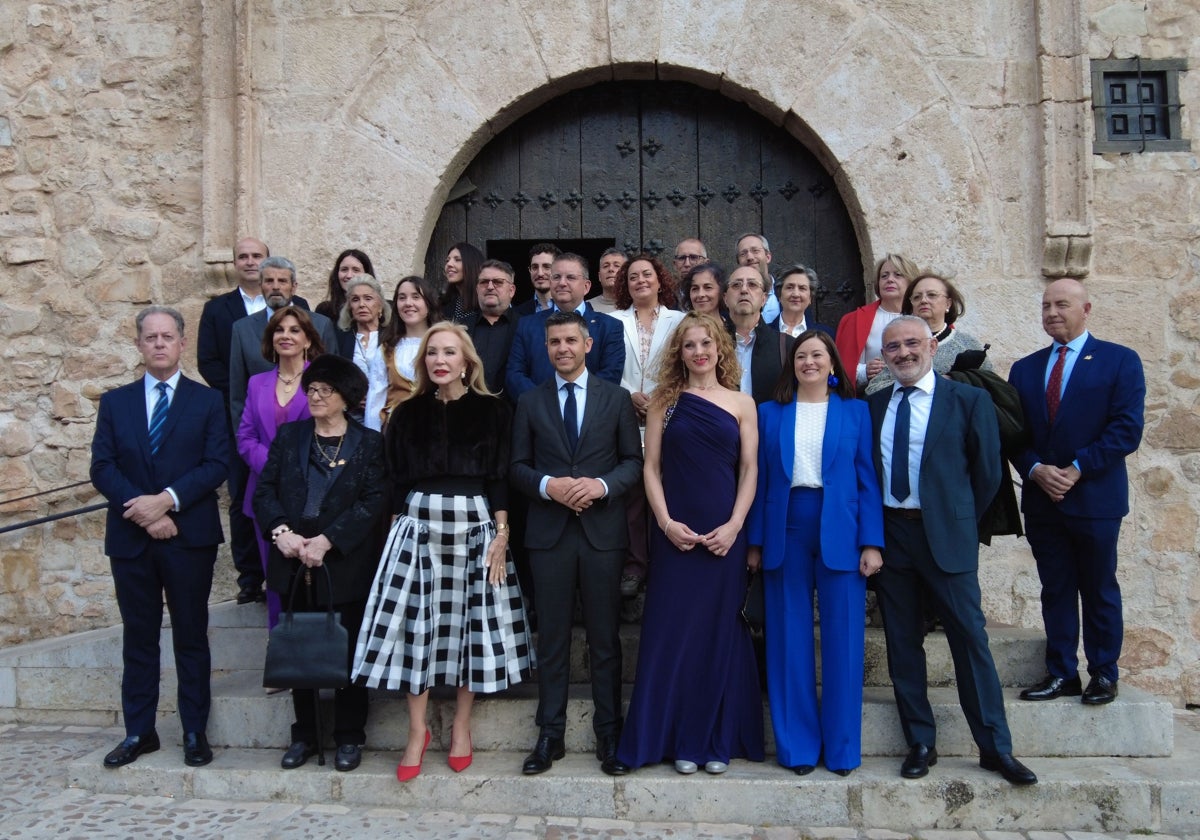 Foto de familia de los Molineros de Honor 2024 con las autoridades