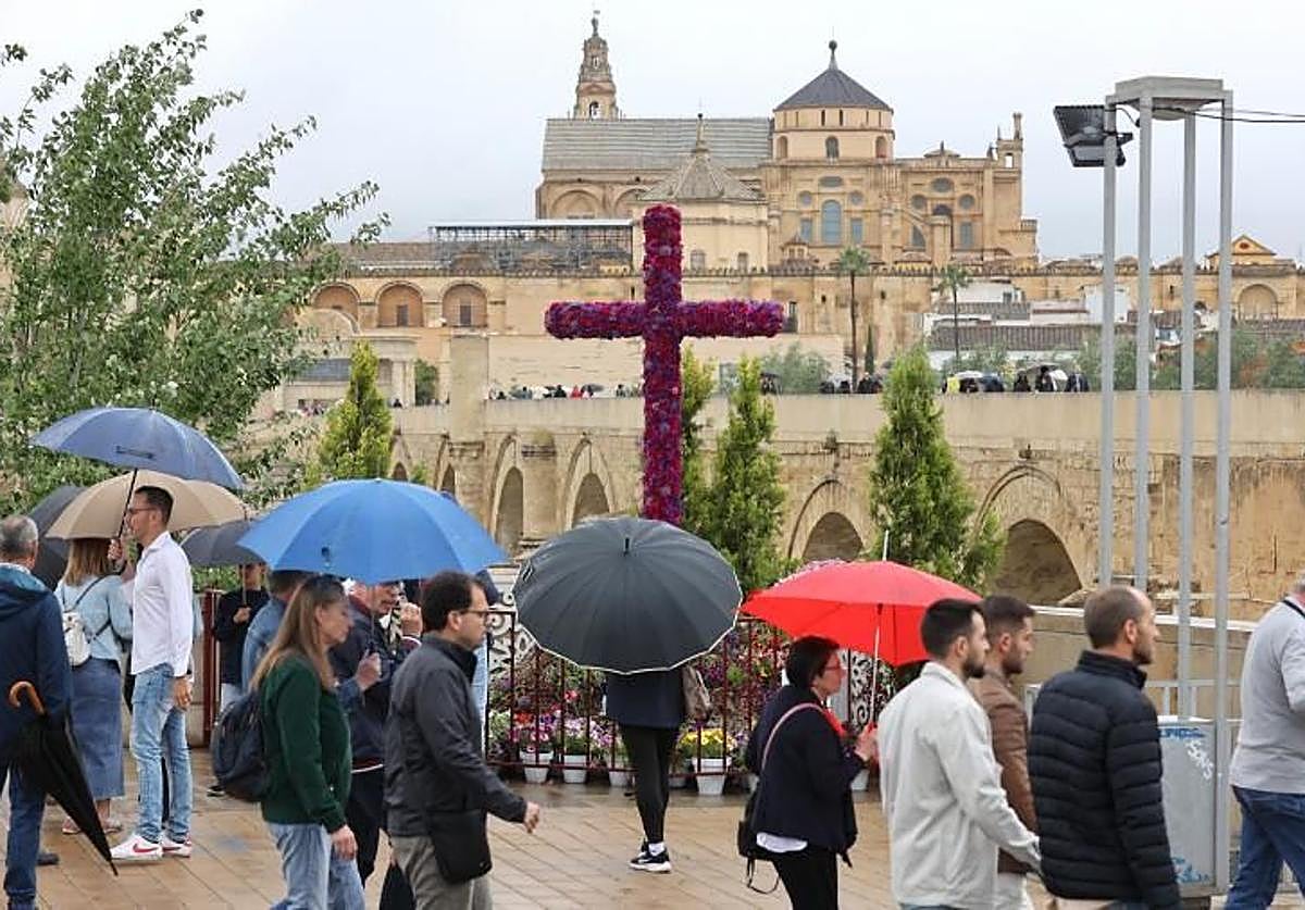 Cruz de Mayo junto a la Torre de la Calahorra este sábado