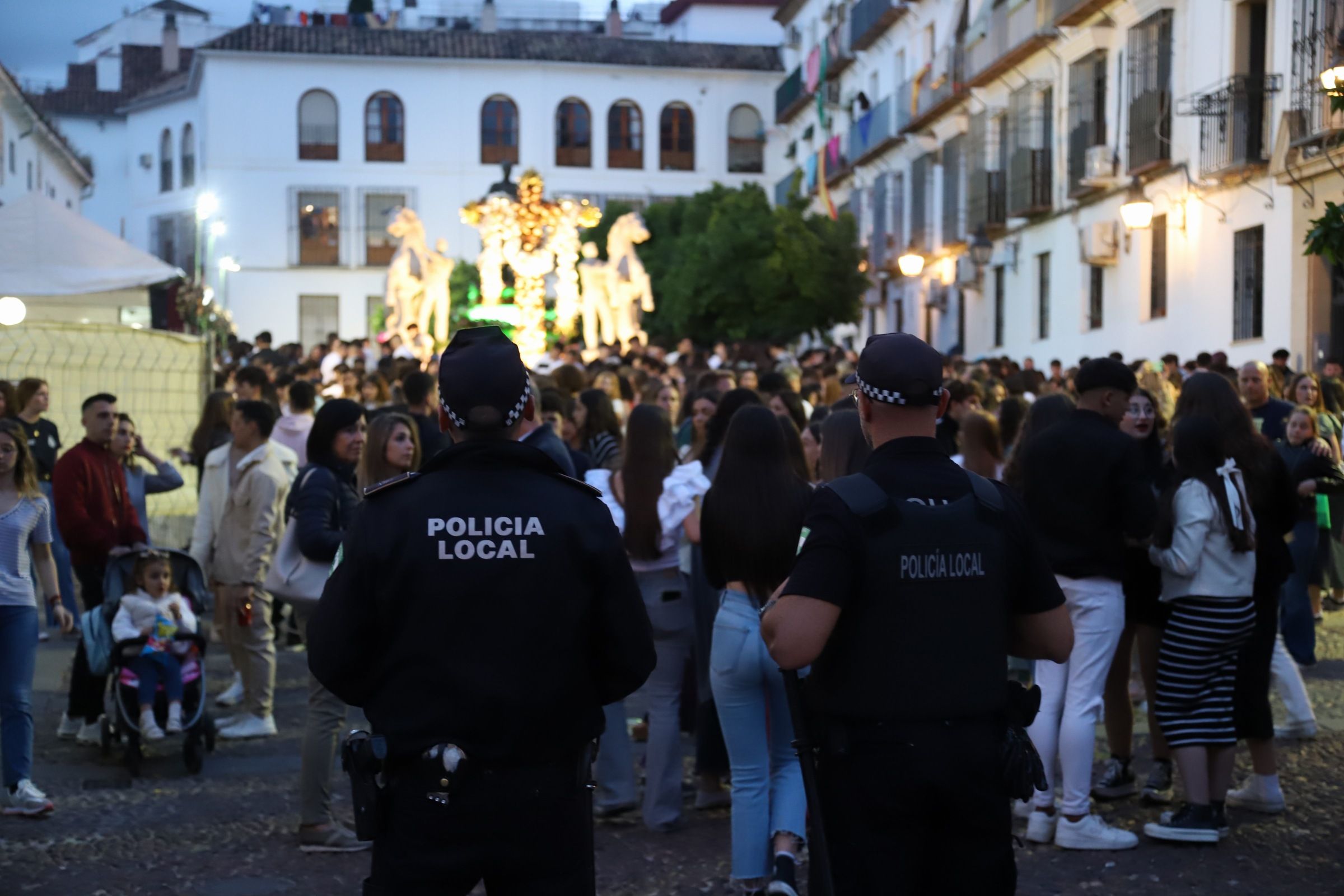 Fotos: El ambiente en las Cruces de Mayo la primera noche de la fiesta