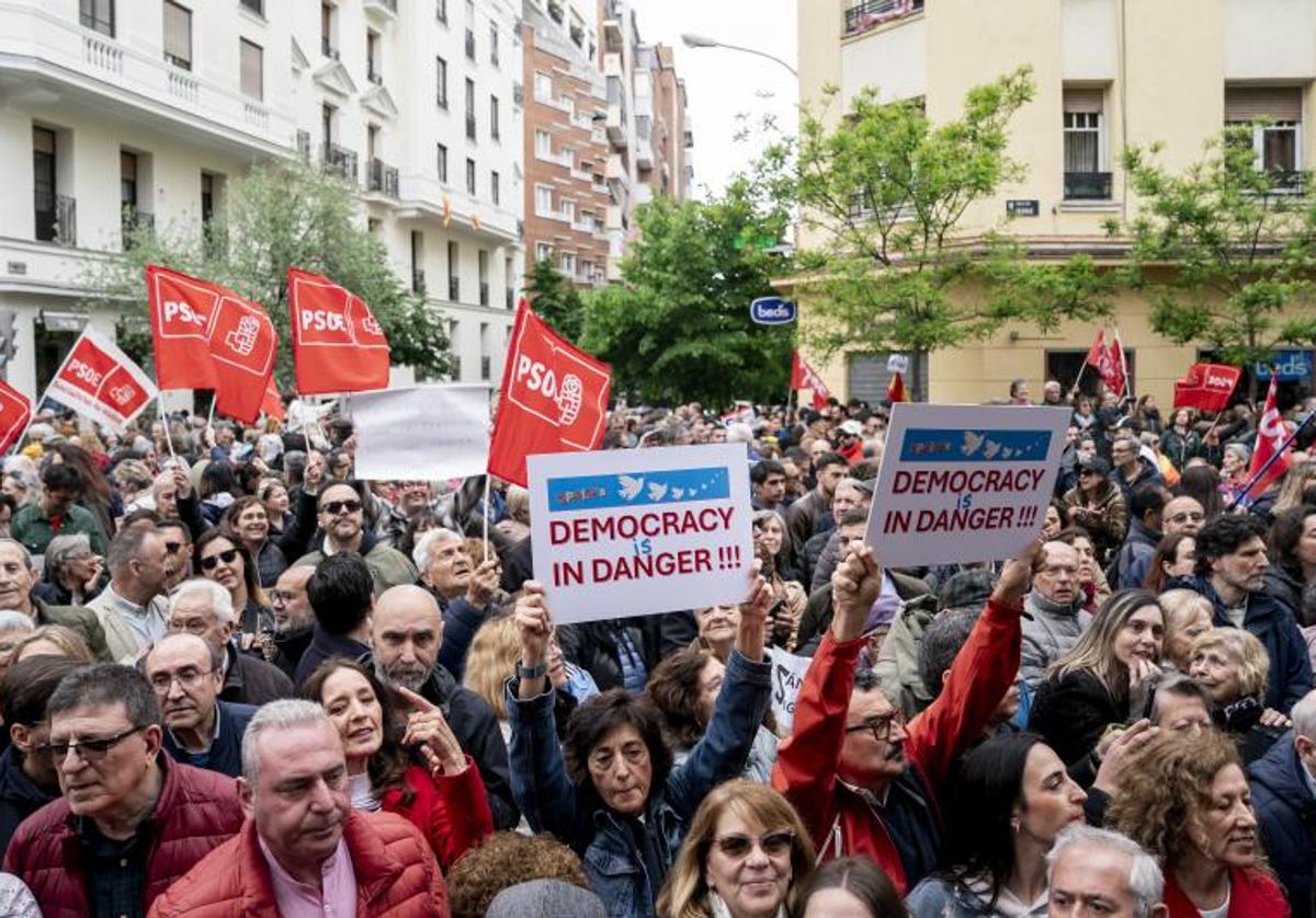 Concentración en Ferraz en apoyo a Pedro Sánchez