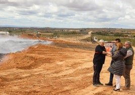 Vicent Mompó visita los trabajos de los Bomberos de la Diputación de Valencia en la planta de reciclaje de San Antonio de Requena