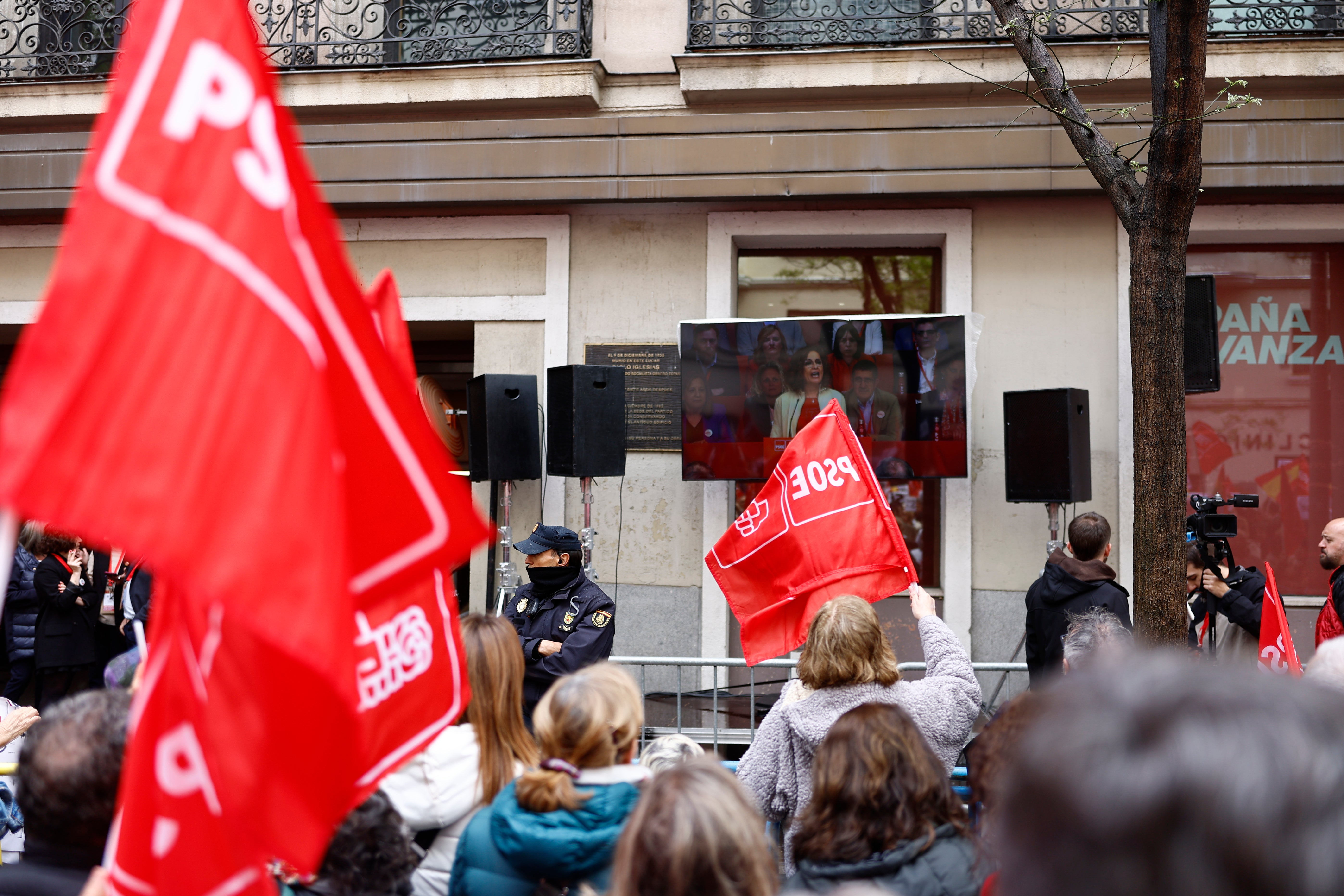 María Jesús Montero, interviniendo en el Comité Federal en las pantallas instaladas en la sede del PSOE para seguir el acto desde la calle