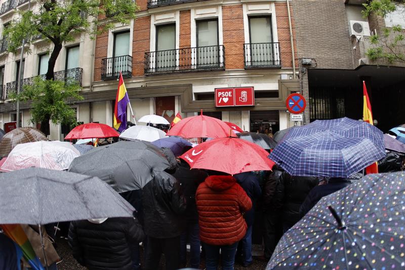 Comité Federal del PSOE y acto de apoyo de simpatizantes de Pedro Sánchez frente a Ferraz, en imágenes