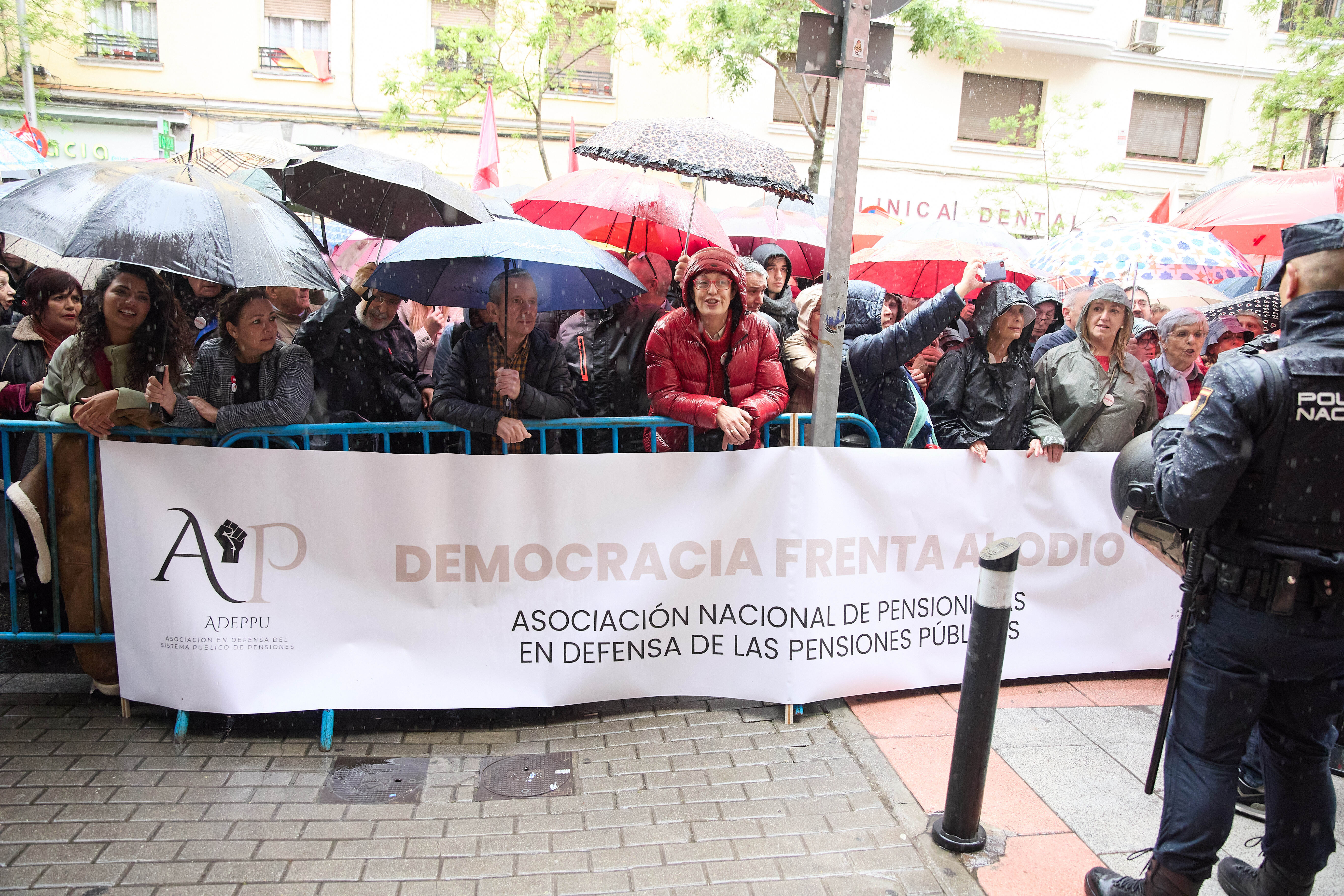 La Asociación nacional de pensionistas en defensa de las pensiones públicas también ha acudido a Ferraz a apoyar a Pedro Sánchez