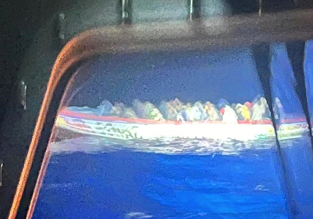 Cayuco con un centenar de migrantes localizado en aguas de Gran Canaria