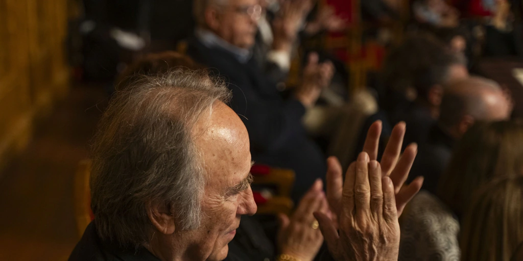 Joan Manuel Serrat recibe la distinción de la Banda Primitiva de Llíria